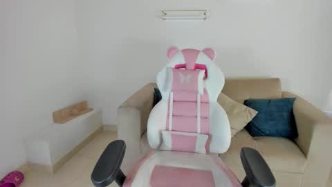 Snapshot of charlote_cowell_sub_ chatting on 09/23/25, 04:43 online show from 09/23/25, 04:43