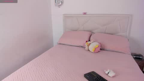 Snapshot of charlote_cowell_sub_ chatting on 04/06/26, 04:30 online show from 04/06/26, 04:30