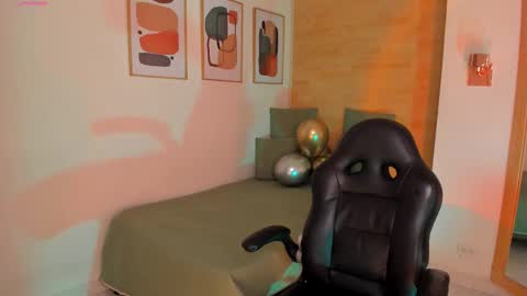 Snapshot of charlotte__grey chatting on 12/15/25, 01:37 charlotte grey online show from 12/15/25, 01:37