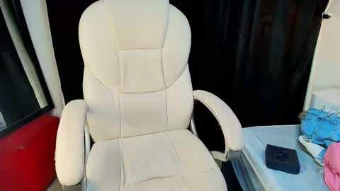 charlotte_walker1 online show from 09/10/25, 04:23