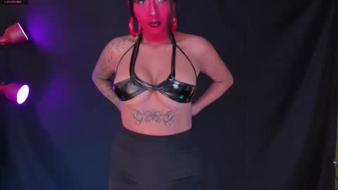 Snapshot of charming_snake_ chatting on 10/31/25, 08:43 Victoria online show from 10/31/25, 08:43