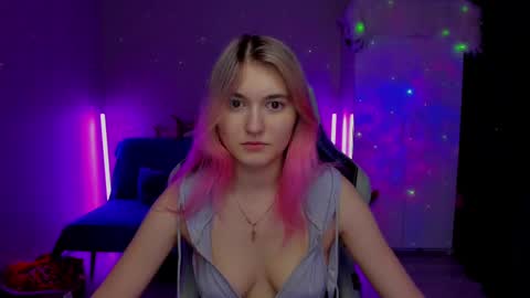 Snapshot of chatur_lady_ chatting on 03/04/25, 02:53 Betty online show from 03/04/25, 02:53