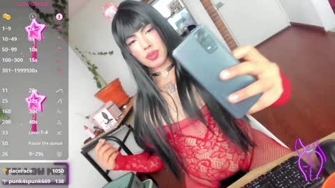 Snapshot of chaturmodels chatting on 12/04/24, 08:07 Sophie online show from 12/04/24, 08:07