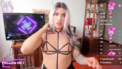 Snapshot of chaturmodels chatting on 02/06/25, 07:40 Sophie online show from 02/06/25, 07:40