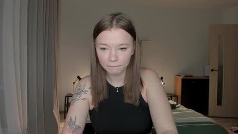 Snapshot of chaturrbaby chatting on 01/01/25, 07:10 Em online show from 01/01/25, 07:10