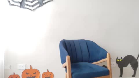 Regina Phalange online show from 10/31/25, 07:26