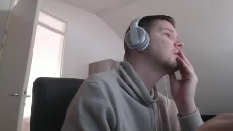 chillzonecam online show from 12/20/25, 11:50