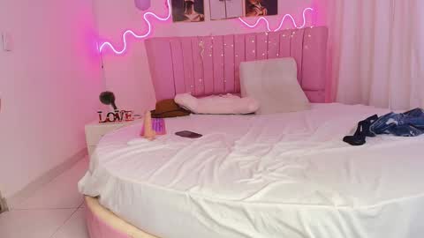 Snapshot of chiquibumbun chatting on 12/22/24, 05:12 sophia online show from 12/22/24, 05:12