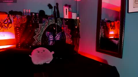 Chloeallennn  online show from 04/22/26, 12:18