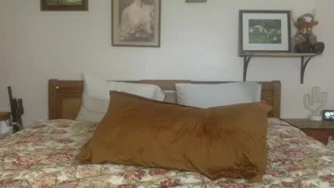 Snapshot of chloe_and_dic chatting on 02/10/25, 05:03 chloe and dic online show from 02/10/25, 05:03