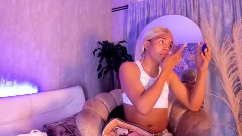 Snapshot of chloe_bronze chatting on 06/18/26, 10:03 Chloe online show from 06/18/26, 10:03