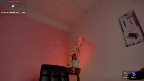 Snapshot of chloe_cooperr chatting on 10/09/25, 10:30 chloe_cooperr online show from 10/09/25, 10:30