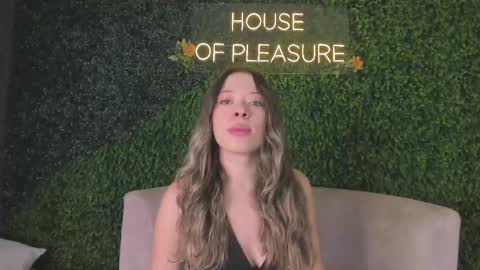 Snapshot of chloe_dee_ chatting on 10/14/25, 12:06 Chloe online show from 10/14/25, 12:06