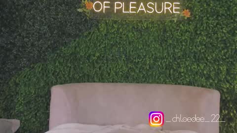 Snapshot of chloe_dee_ chatting on 10/19/25, 02:07 Chloe online show from 10/19/25, 02:07