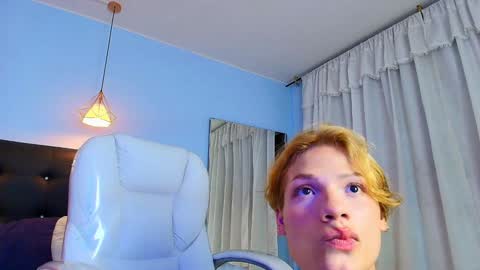 Snapshot of chloe_goddes chatting on 12/13/24, 11:50 CHLOE online show from 12/13/24, 11:50