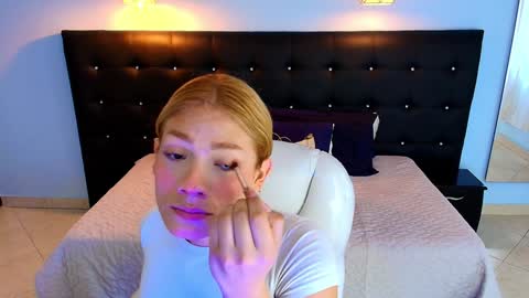 Snapshot of chloe_goddes chatting on 12/27/24, 08:50 CHLOE online show from 12/27/24, 08:50