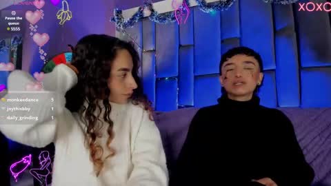 Isabella curly hair - Anastasia short hair  online show from 12/03/24, 07:00