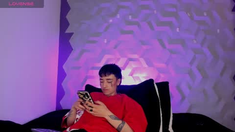 Isabella curly hair - Anastasia short hair  online show from 12/16/24, 11:50