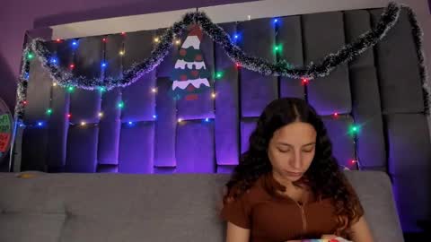 Isabella curly hair - Anastasia short hair  online show from 12/26/24, 10:09
