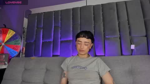 Isabella curly hair - Anastasia short hair  online show from 01/10/25, 07:00