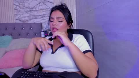 Snapshot of chloe_moretz_1 chatting on 01/11/25, 03:02 Chloe online show from 01/11/25, 03:02