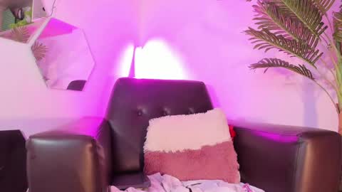 Snapshot of chloee_adams_ chatting on 02/19/25, 12:03 Chloe online show from 02/19/25, 12:03