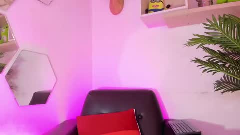 Snapshot of chloee_adams_ chatting on 03/05/25, 08:00 Chloe online show from 03/05/25, 08:00