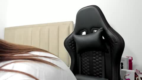 chloemiller   online show from 10/23/25, 11:14