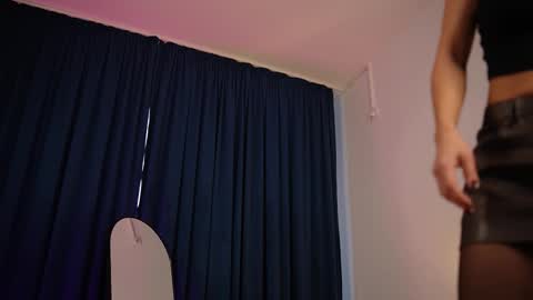 chloemin_ online show from 11/06/25, 07:09