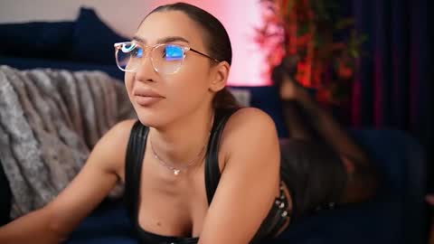 chloemin_ online show from 12/02/25, 07:25