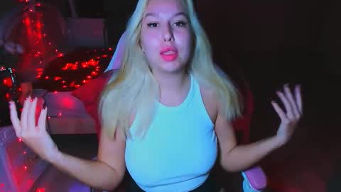 Snapshot of chloericci chatting on 10/18/25, 02:47 ChloeRicci online show from 10/18/25, 02:47