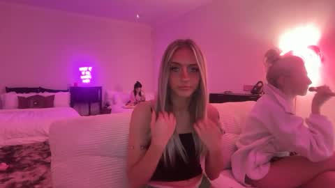 Snapshot of chloeros3e chatting on 09/26/25, 05:28 chloeros3e online show from 09/26/25, 05:28