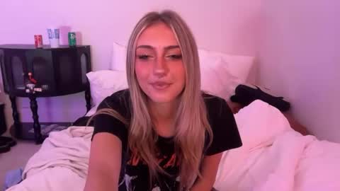 Snapshot of chloeros3e chatting on 09/30/25, 10:20 chloeros3e online show from 09/30/25, 10:20