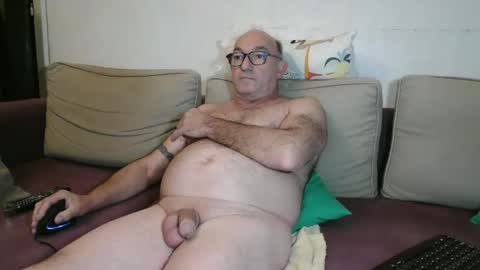 Snapshot of chrichri384 chatting on 11/16/25, 03:39 chrichri online show from 11/16/25, 03:39