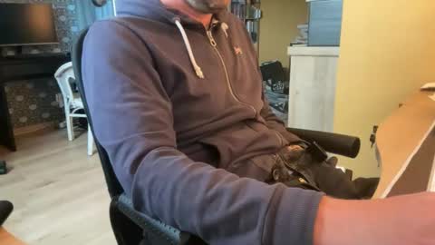 Snapshot of chris13abcd chatting on 11/20/25, 02:28 chris13abcd online show from 11/20/25, 02:28