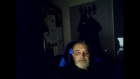 Snapshot of chris250268 chatting on 05/17/26, 01:58 Chris online show from 05/17/26, 01:58