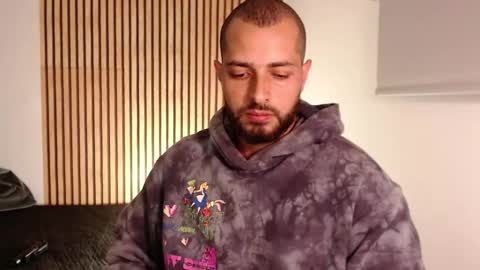 cris         Twitter magnum101010 insta magnumc20 online show from 10/23/25, 02:22