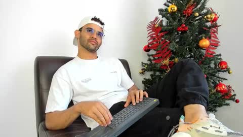 Im Chirs IM MODEL INDEPENDT online show from 11/30/25, 08:02