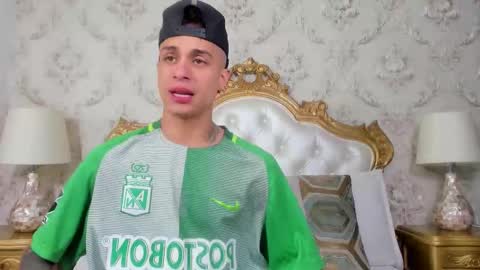 Snapshot of chrismckay_ chatting on 12/04/25, 07:22 Chris online show from 12/04/25, 07:22