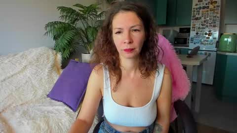 Snapshot of christina_hot chatting on 10/19/25, 06:47 Chris online show from 10/19/25, 06:47