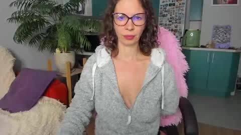 Snapshot of christina_hot chatting on 05/28/26, 08:39 Chris online show from 05/28/26, 08:39