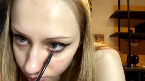 Snapshot of christinebrillhart chatting on 03/04/26, 04:35 Bella online show from 03/04/26, 04:35