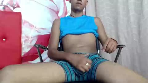Snapshot of christofer_daddy chatting on 01/03/25, 08:32 CHRISTOFER online show from 01/03/25, 08:32