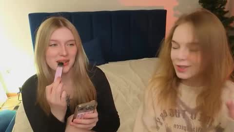 EvaBlonde TayaBrunette EliieBlack hair online show from 02/01/26, 09:19