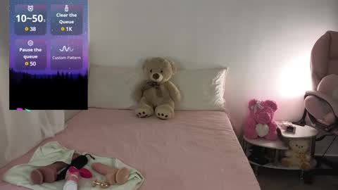 Snapshot of cielo_18d chatting on 12/17/24, 04:56 Mia online show from 12/17/24, 04:56