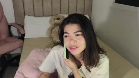 Snapshot of cielo_18d chatting on 05/15/26, 04:52 Mia online show from 05/15/26, 04:52