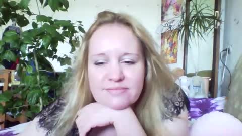 Snapshot of cinderella1204 chatting on 09/09/25, 11:10 cinderella1204 online show from 09/09/25, 11:10