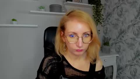 Snapshot of cinderellamoon chatting on 02/23/26, 06:33 Cinderella online show from 02/23/26, 06:33