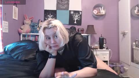 Snapshot of cinnaburwood chatting on 01/19/25, 06:42 Cinna online show from 01/19/25, 06:42