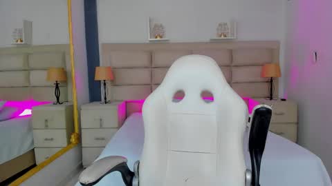 CintiaCollins  online show from 12/05/25, 09:00